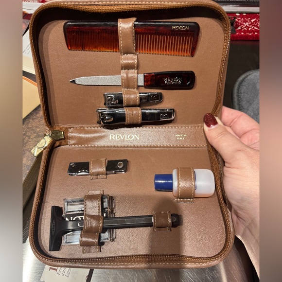 Vintage new Revlon Grooming Kit - Picture 2 of 11